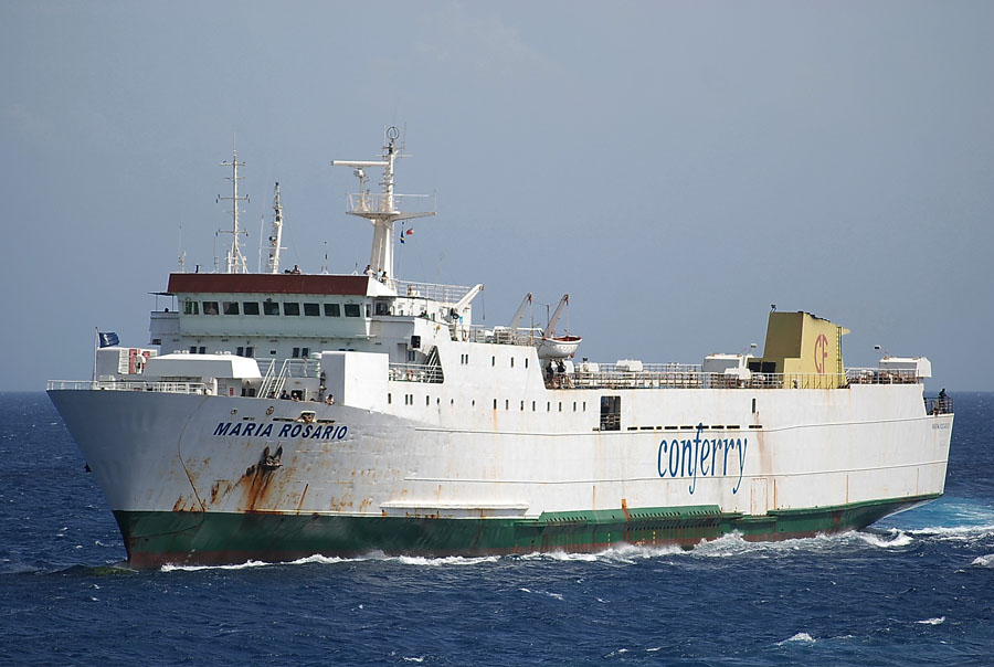 Le ferry Maria Rosario de Conferry est photographié en pleine mer.
