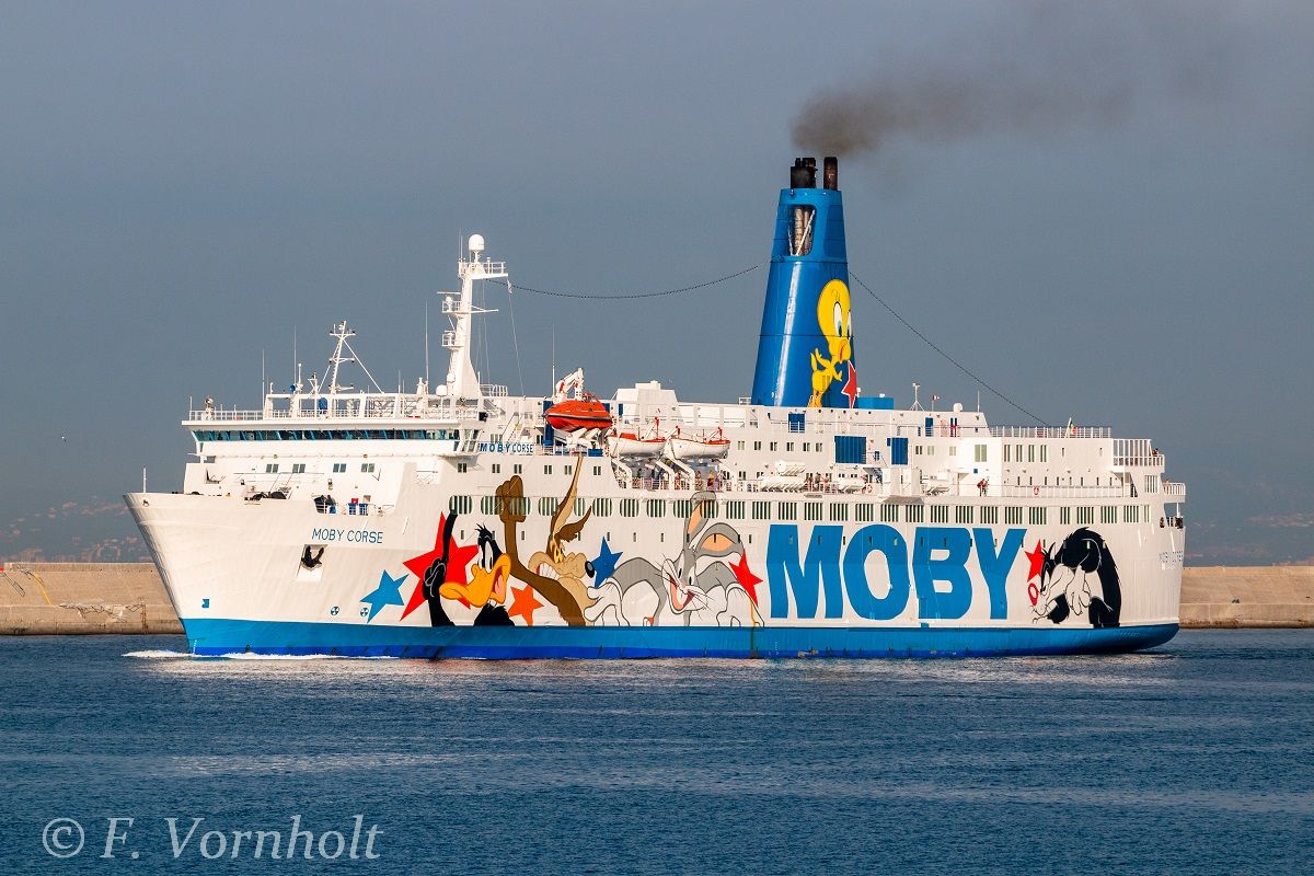 Le ferry Moby Corse entre dans le port de Gênes.
