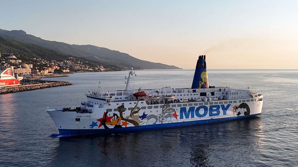 Le ferry Moby Corse entre dans le port de Bastia.