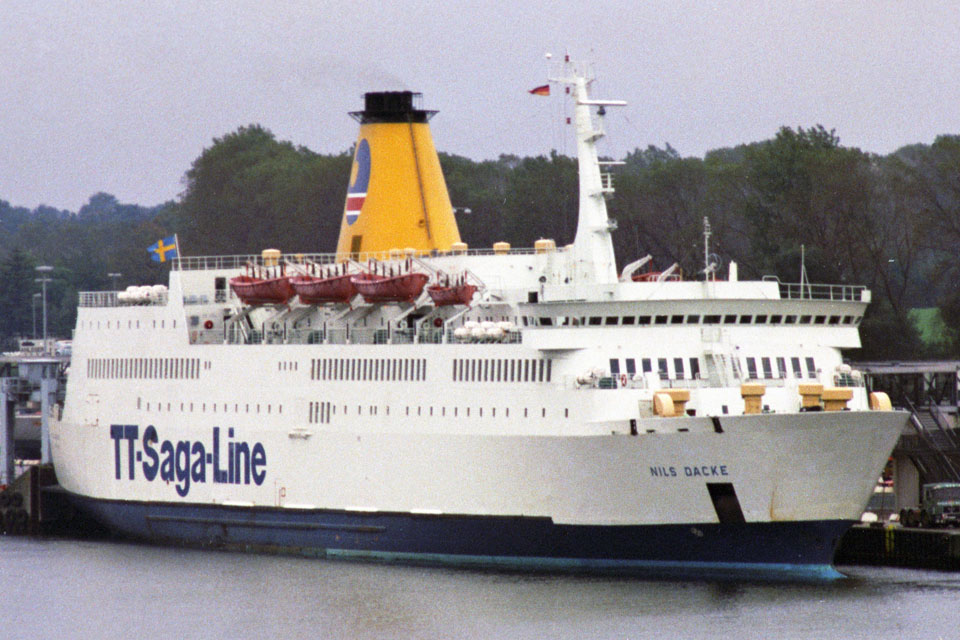 Le ferry Nils Dacke de TT Saga Line est photographié dans le port de Travemünde.