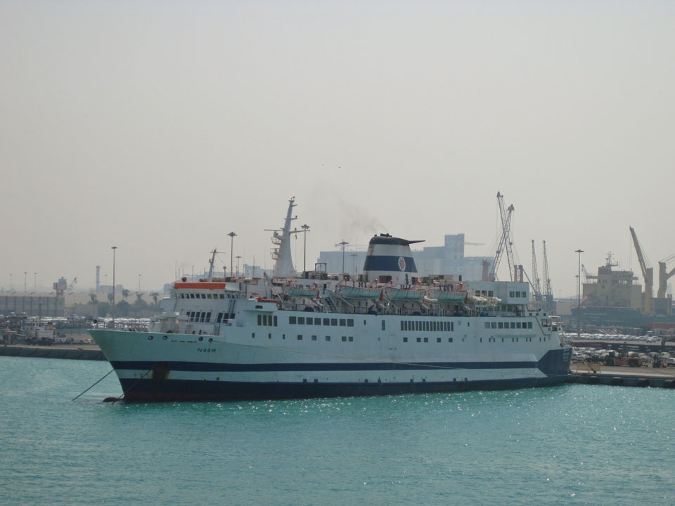 Le ferry Noor est photographié à quai.
