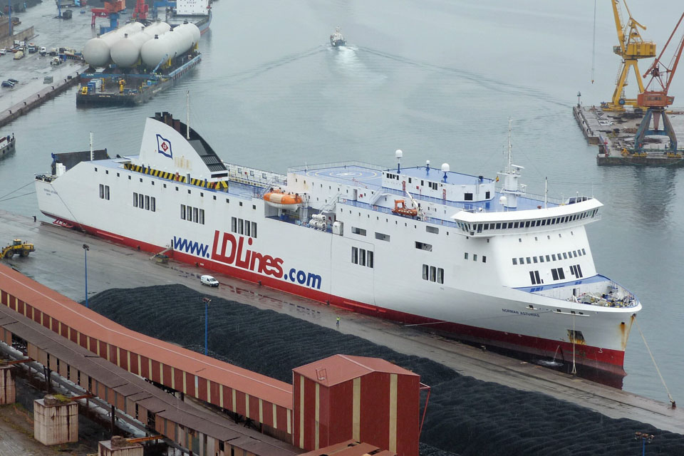 Le ferry Norman Asturias de LD Lines est photographié dans le port de Gijón.