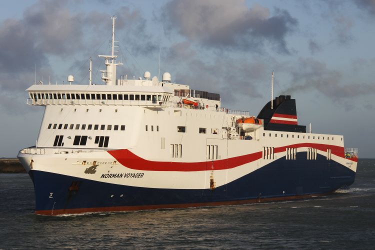 Le ferry mixte Norman Voyager arrive au Havre, sous les couleurs de LD Lines