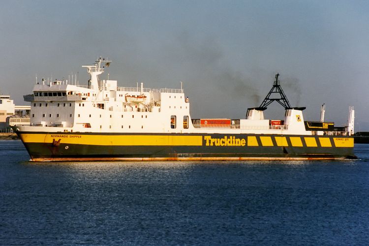 Le ferry Normandie Shipper de Truckline est photographié à son arrivée à Cherbourg.