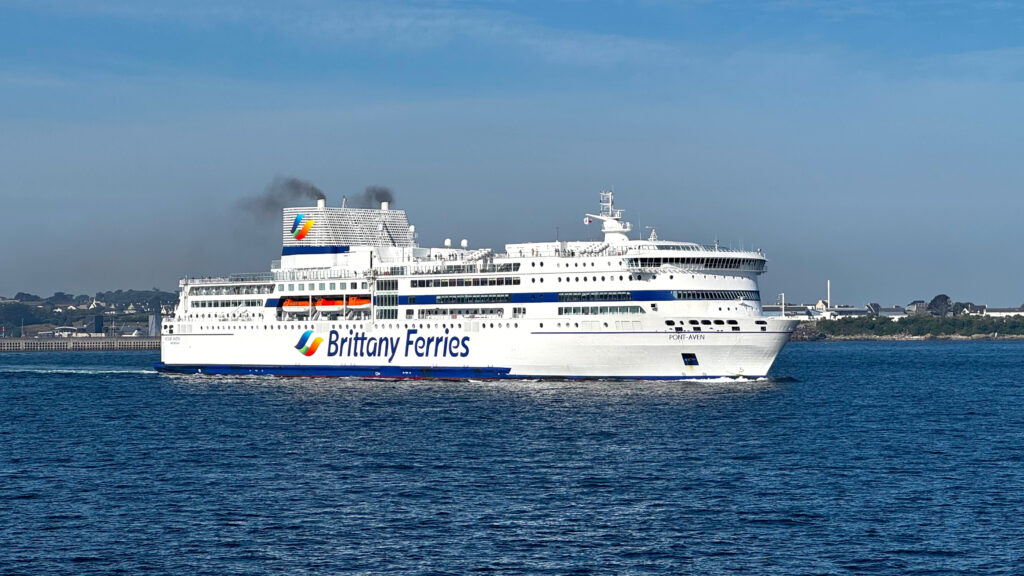 Le ferry croisière Pont-Aven (Brittany Ferries) est photographié depuis le navire mixte Armorique, peu après son départ de Plymouth.