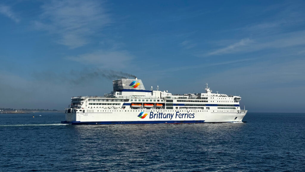 Le ferry croisière Pont-Aven (Brittany Ferries) est photographié depuis le navire mixte Armorique, peu après son départ de Plymouth.