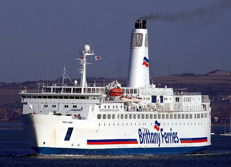 Le ferry Pont l'Abbé est photographié dans le port de Cherbourg.