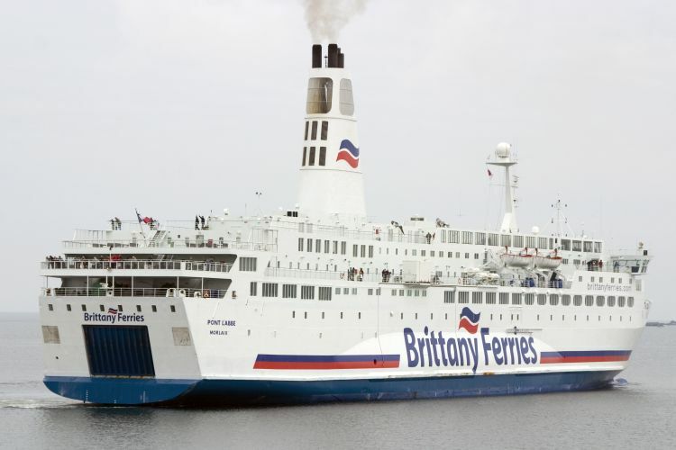 Le ferry Pont l'Abbé de Brittany Ferries appareille de Roscoff.