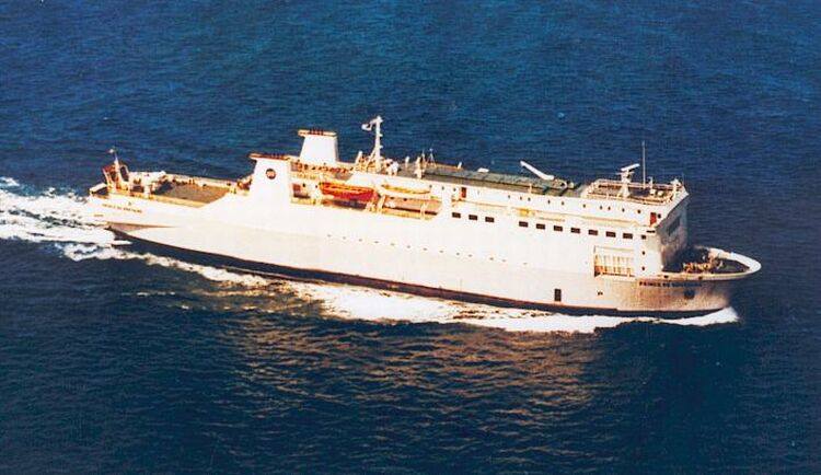 Le ferry Prince de Bretagne, affrété par Brittany Ferries en 1975, est photographié alors qu'il est en pleine mer.