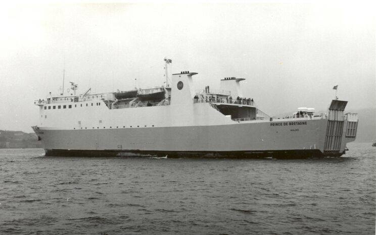 Le ferry Prince de Bretagne, affrété par Brittany Ferries en 1975, est photographié lors de son arrivée à Plymouth.