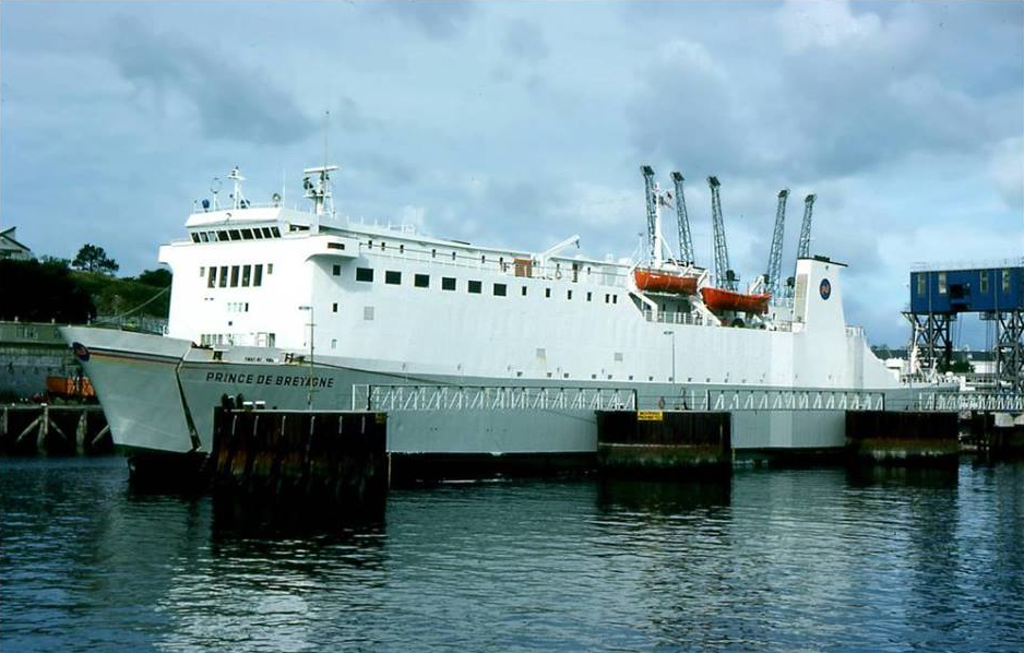 Le ferry Prince de Bretagne, affrété par Brittany Ferries en 1975, est amarré dans le port de Plymouth.