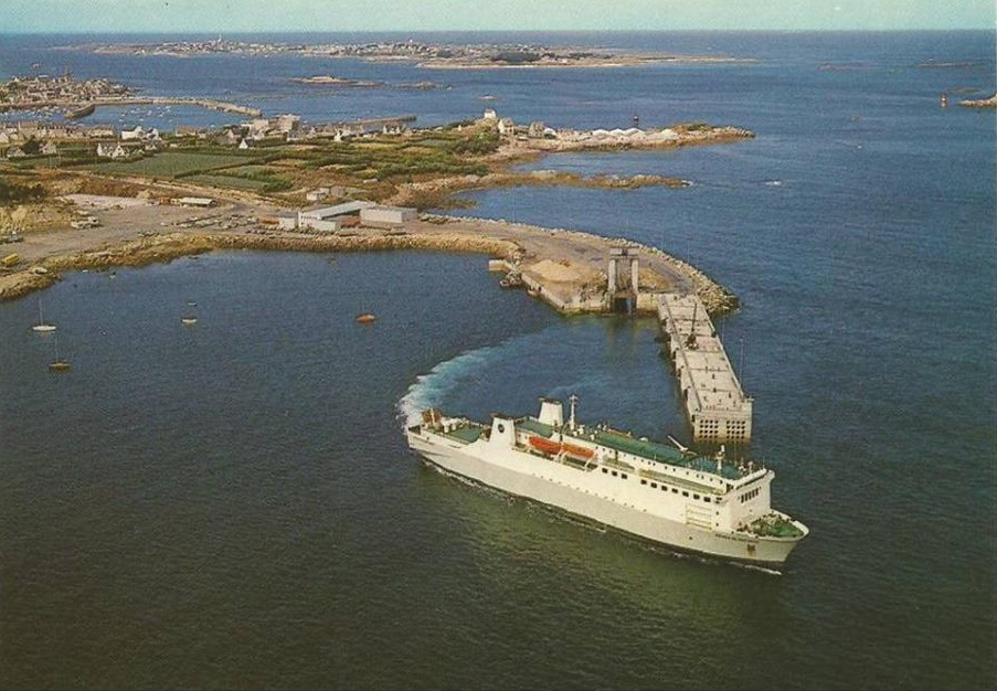 Le ferry Prince de Bretagne, affrété par Brittany Ferries en 1975, appareille du port de Roscoff.