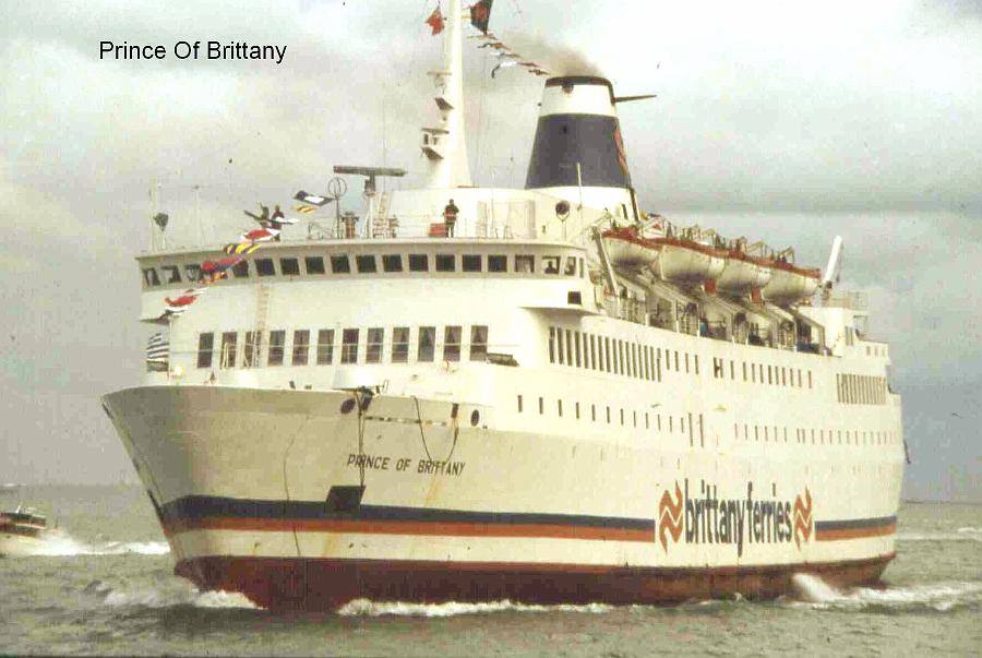 Le ferry Prince of Brittany de Brittany Ferries arrive au port de Saint-Malo. Il arbore le Grand Pavois