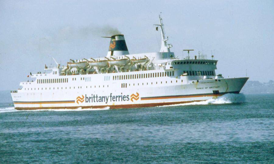 Le ferry Prince of Brittany de Brittany Ferries appareille du port de Saint-Malo