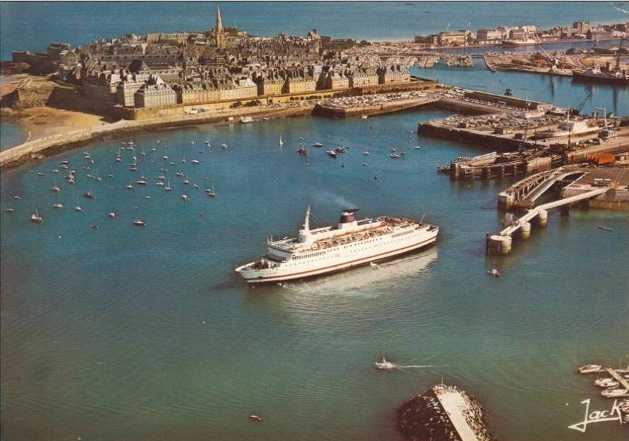 Le ferry Prince of Brittany de Brittany Ferries est photographié alors qu'il appareille du port de Saint-Malo.