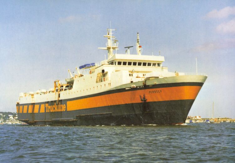 Le ferry Purbeck de Truckline est lors de son appareillage de Poole.