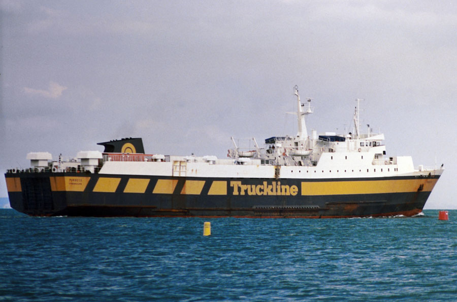 Le ferry Purbeck de Truckline est photographié lors de son appareillage du port de Poole.
