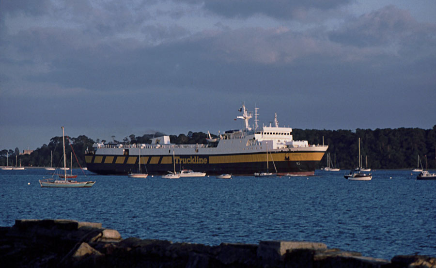 Le ferry Purbeck de Truckline est photographié alors qu'il navigue dans la baie de Poole.