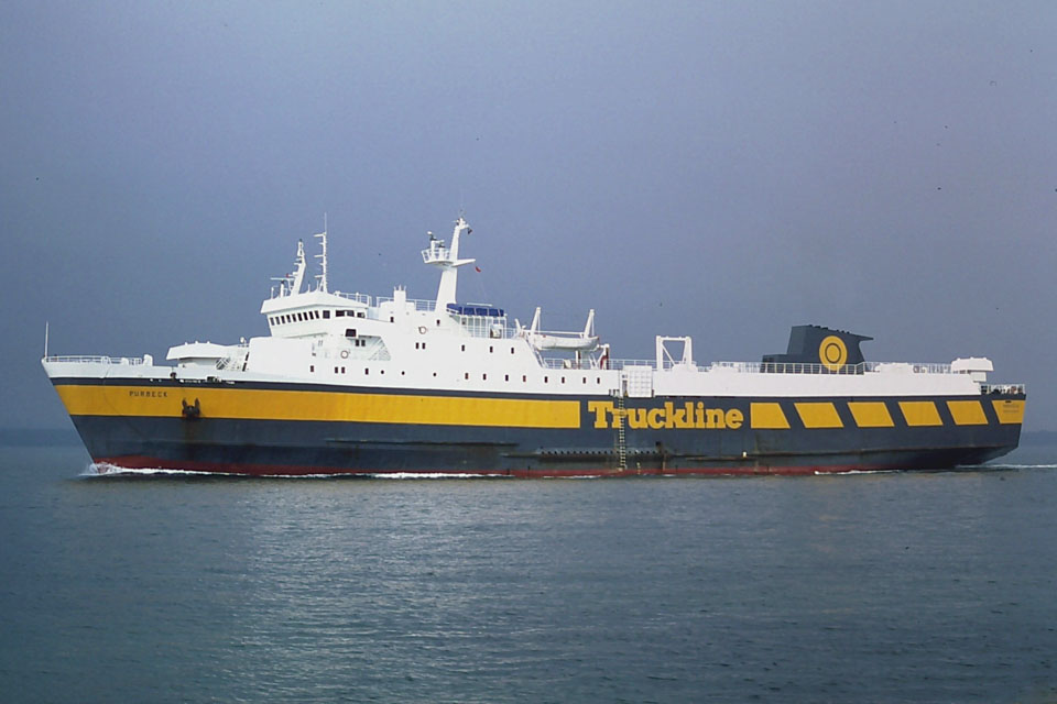 Le ferry Purbeck est photographié en pleine mer.