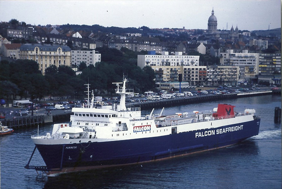 Le ferry Purbeck est photographié pendant son affrètement à Falcon Seafreight, dans le port de Boulogne.