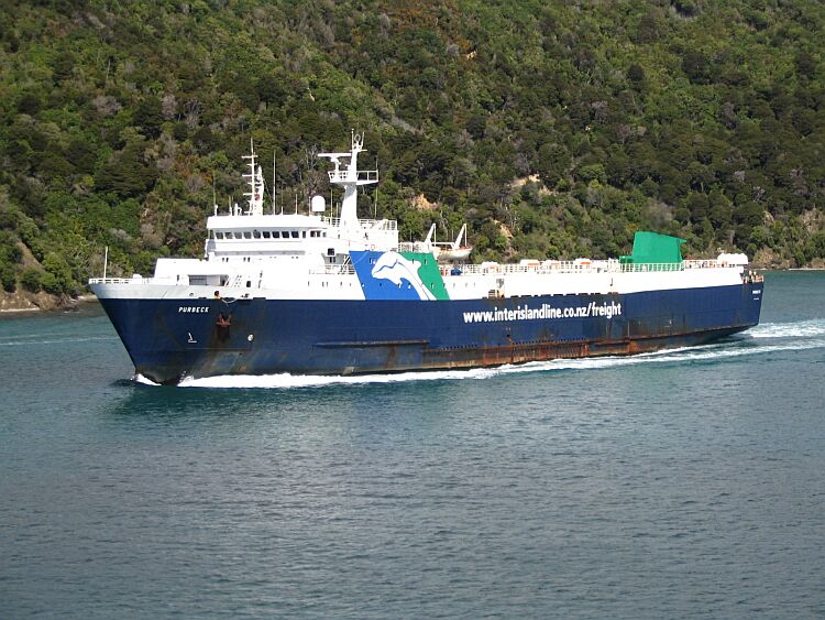 Le ferry Purbeck est photographié lors de son affrètement en Nouvelle-Zélande.