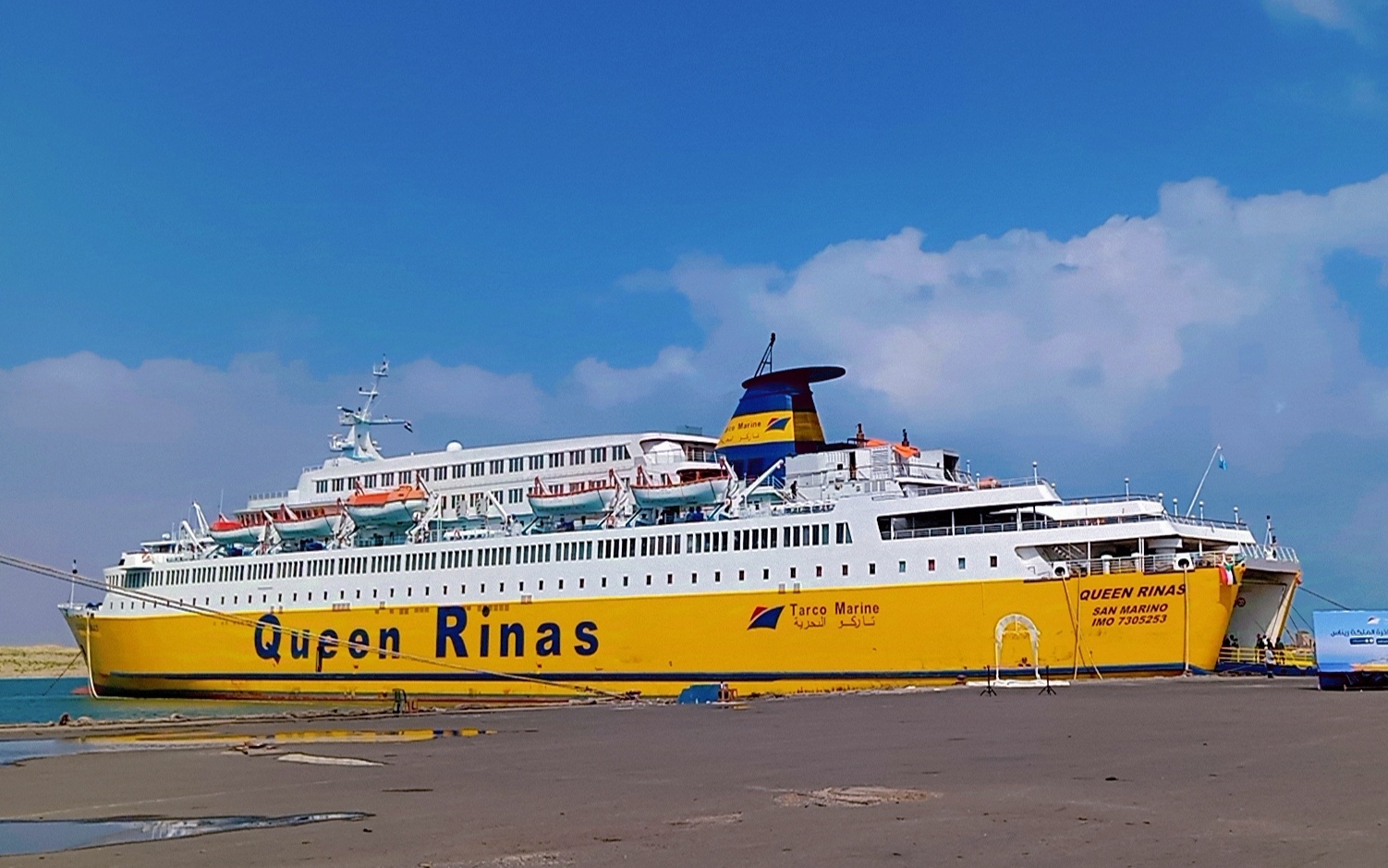 Ferry Queen Rinas de Tarco Marine amarré