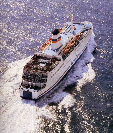 Le ferry Quiberon de Brittany Ferries est photographié alors qu'il navigue en pleine mer.