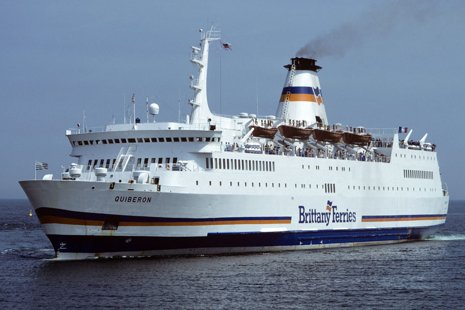 Le ferry Quiberon de Brittany Ferries est photographié à son arrivée dans le port de Roscoff, en provenance de Plymouth.
