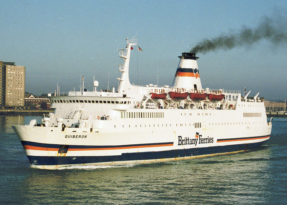 Le ferry Quiberon de Brittany Ferries est photographié peu après son appareillage du port de Portsmouth.