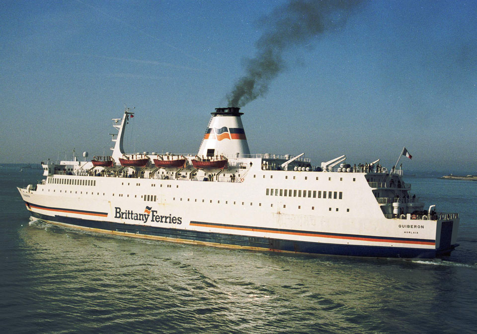 Le ferry Quiberon de Brittany Ferries est photographié peu après son appareillage du port de Portsmouth.