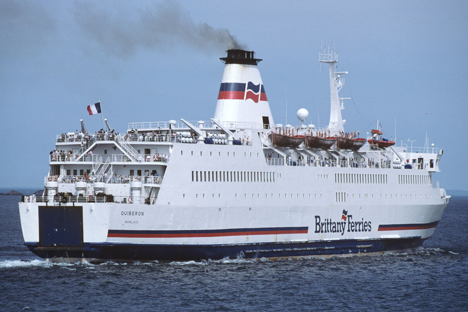 Le ferry Quiberon de Brittany Ferries est photographié lors de l'un de ses derniers appareillages du port de Roscoff.