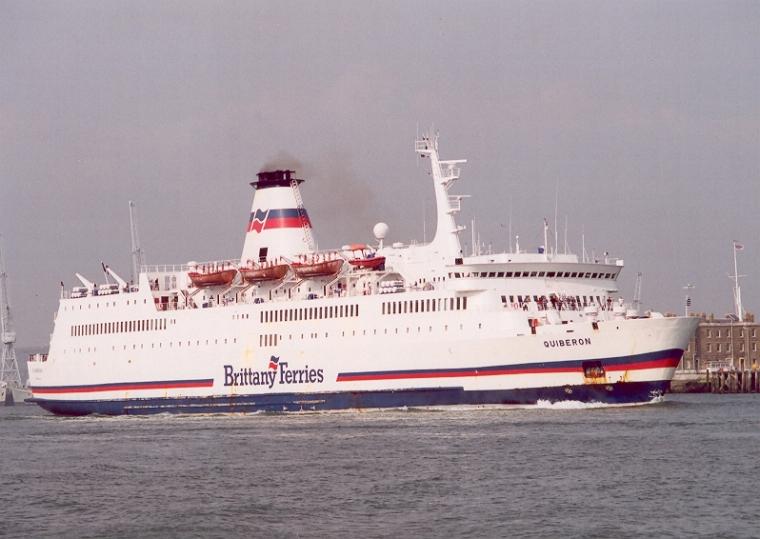 Le ferry Quiberon de Brittany Ferries est photographié à son appareillage de Portsmouth.