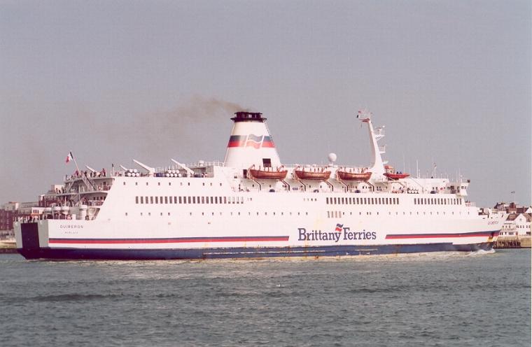 Le ferry Quiberon de Brittany Ferries est photographié à son appareillage de Portsmouth.