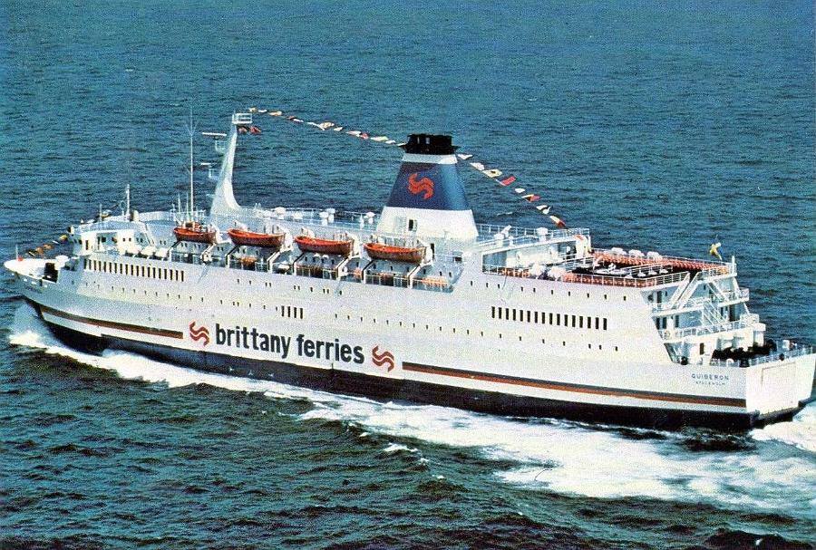 Le ferry Quiberon est photographié en pleine mer, alors qu'il arbore son grand pavois.