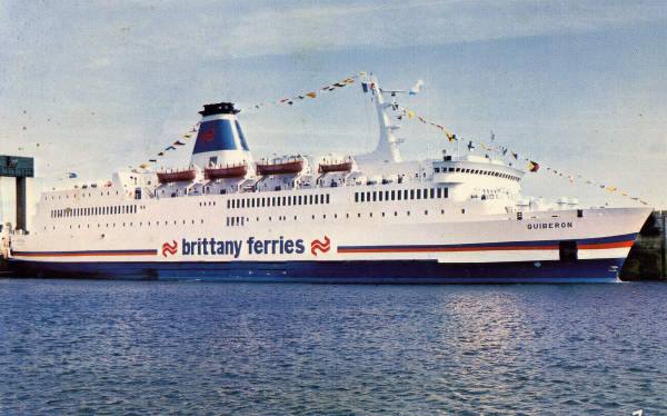 Le ferry Quiberon est photographié dans le port de Roscoff, alors qu'il arbore son grand pavois.