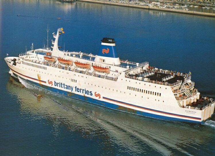 Le ferry Quiberon de Brittany Ferries est photographié lors d'une arrivée au port de Santander.