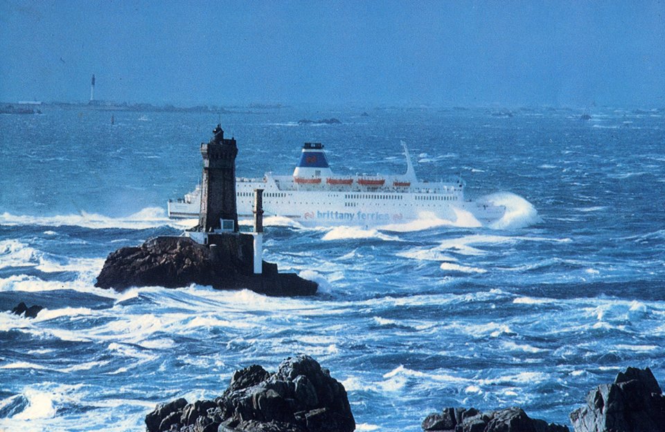 Le ferry Quiberon de Brittany Ferries est photographié en pleine tempête, au large du phare de la Vieille.