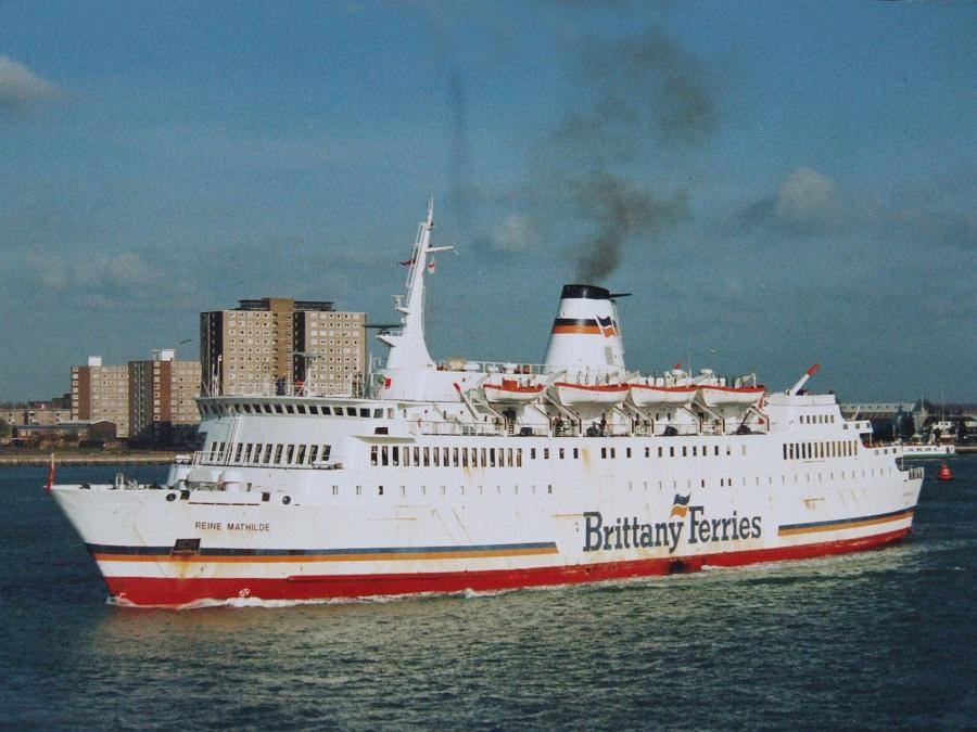 Le ferry Reine Mathilde de Brittany Ferries est photographié alors qu'il appareille du port de Portsmouth.