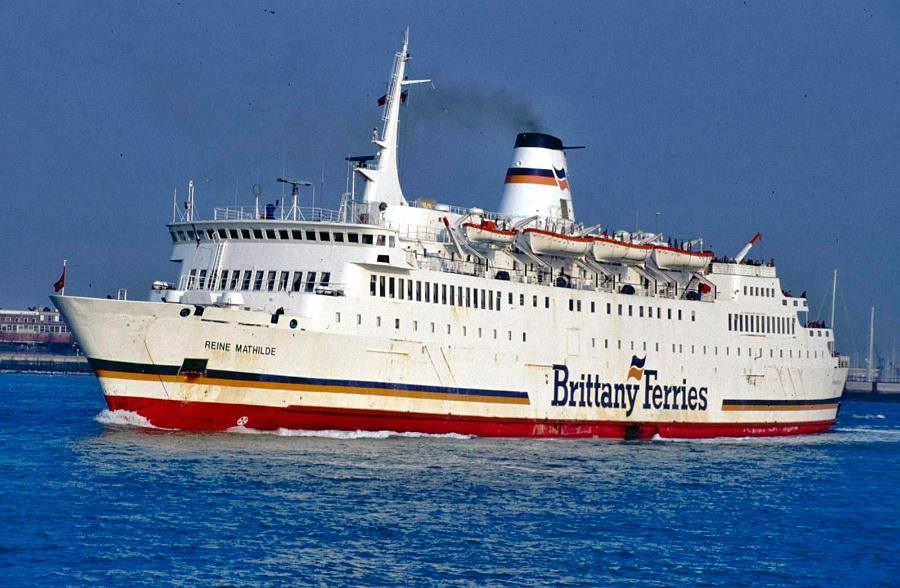 Le ferry Reine Mathilde de Brittany Ferries est photographié alors qu'il appareille du port de Portsmouth.