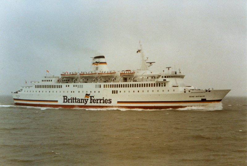 Le ferry Reine Mathilde de Brittany Ferries est photographié en pleine mer.
