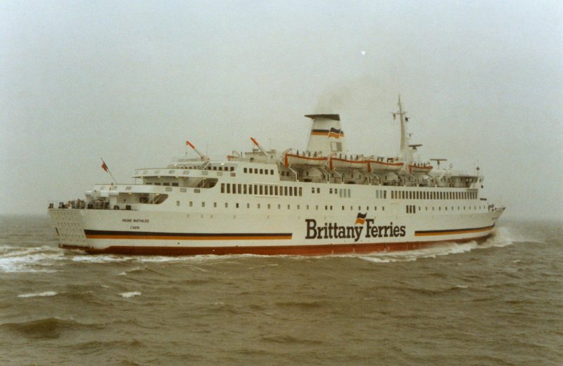 Le ferry Reine Mathilde de Brittany Ferries est photographié en pleine mer.