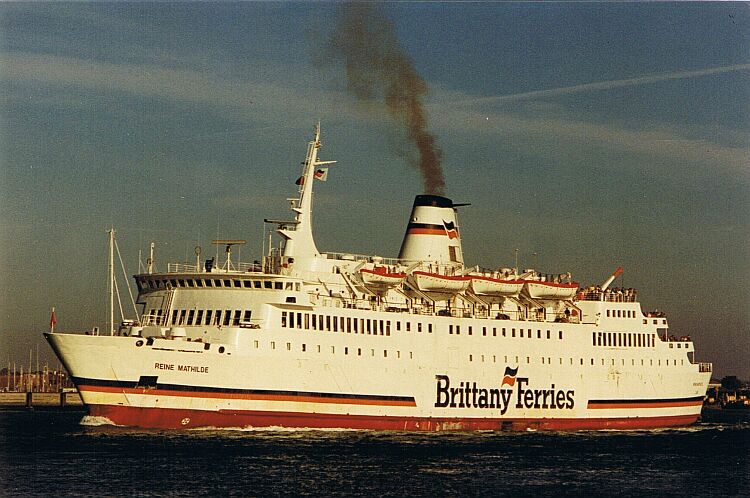 Le ferry Reine Mathilde de Brittany Ferries est photographié alors qu'il appareille du port de Portsmouth.