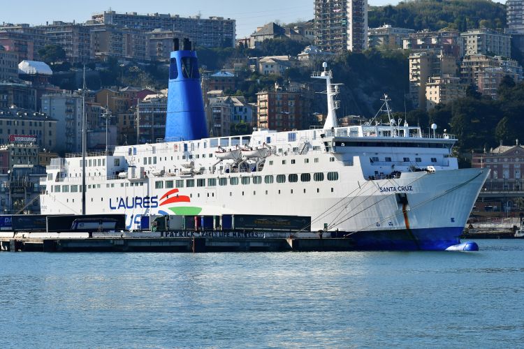 Le ferry Santa Cruz est amarré dans le port de Gênes.