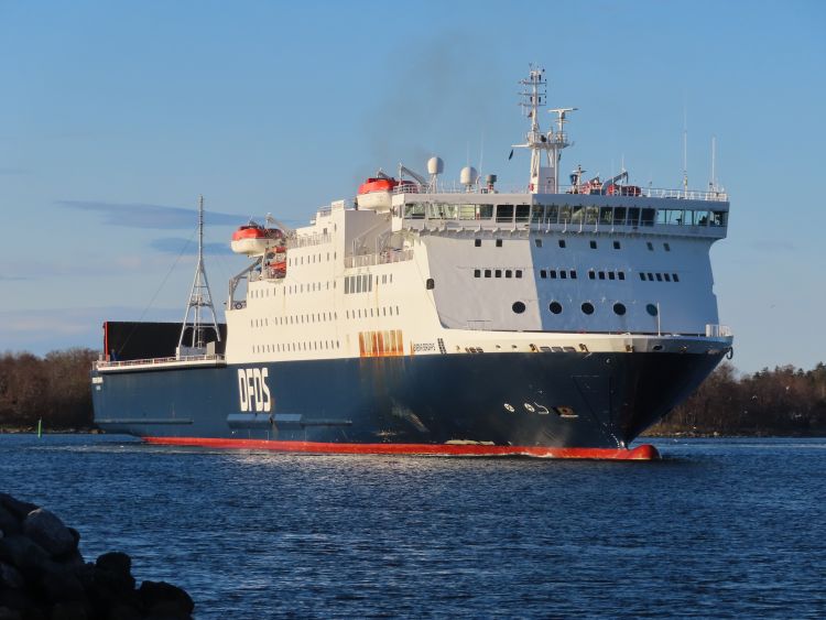 Le ferry Sirena Seaways de DFDS arrive dans le port de Kappelskär.