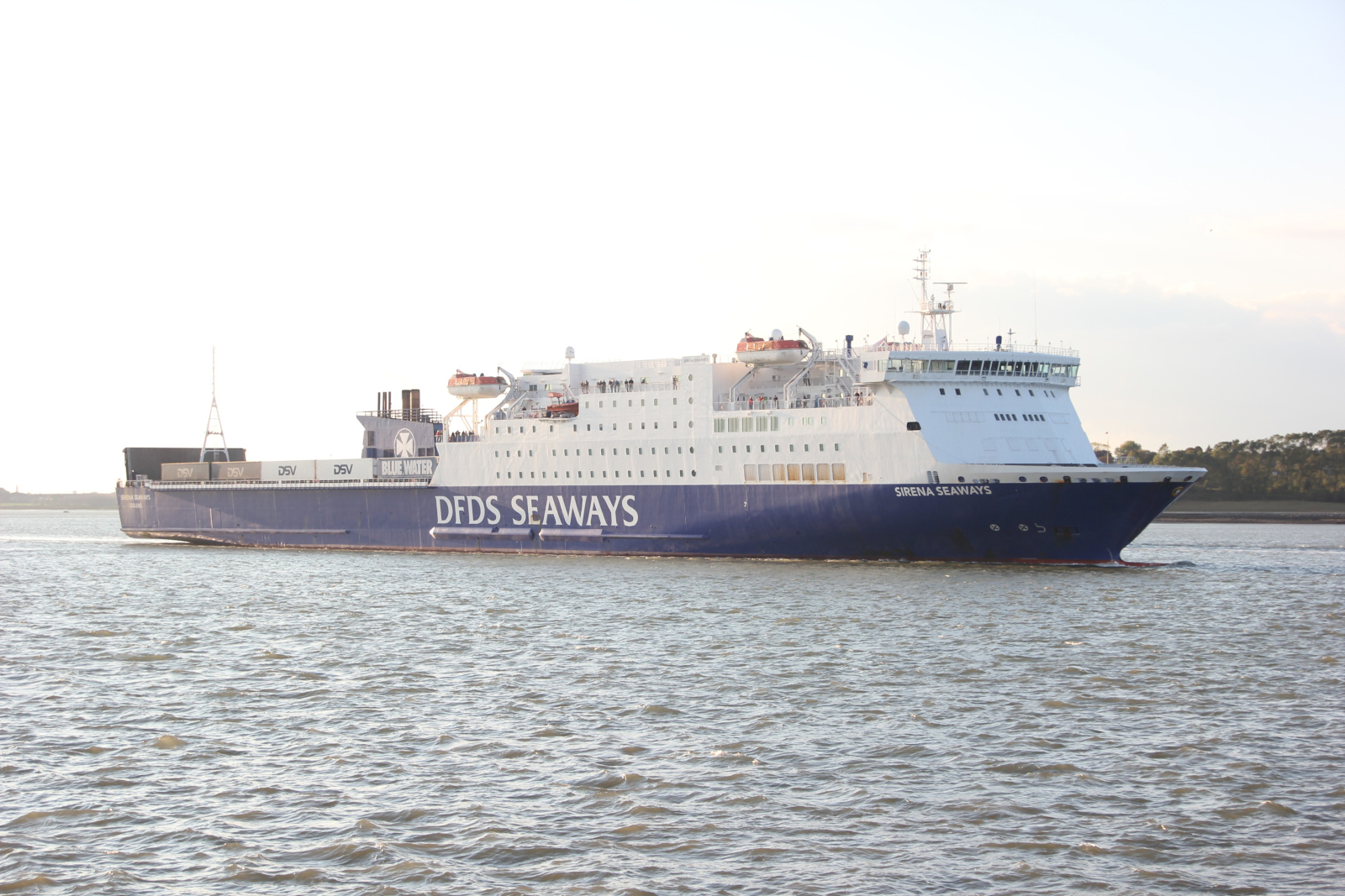 Le ferry Sirena Seaways de DFDS approche du port d'Harwich, en Angleterre.
