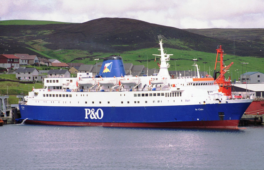 Le ferry St Clair de P&O Scottish Ferries est photographié à quai.