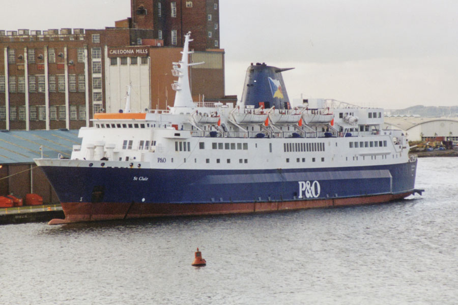 Le ferry St Clair de P&O Scottish Ferries est photographié à quai, après sa refonte de 1995.