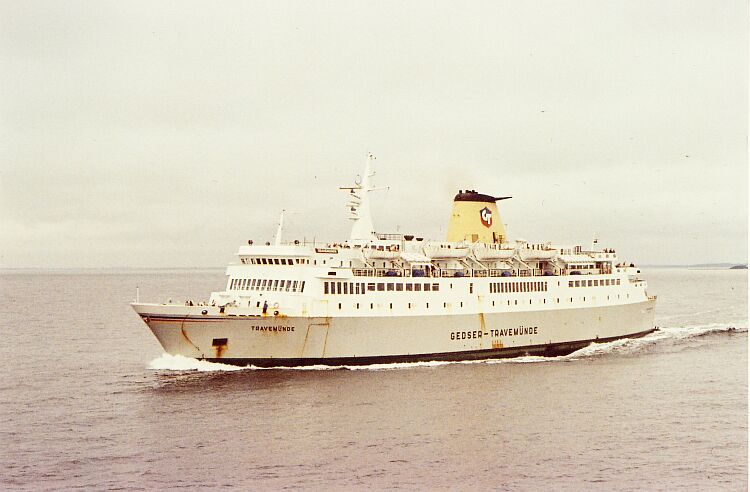 Le ferry Travemünde est photographié en pleine mer.