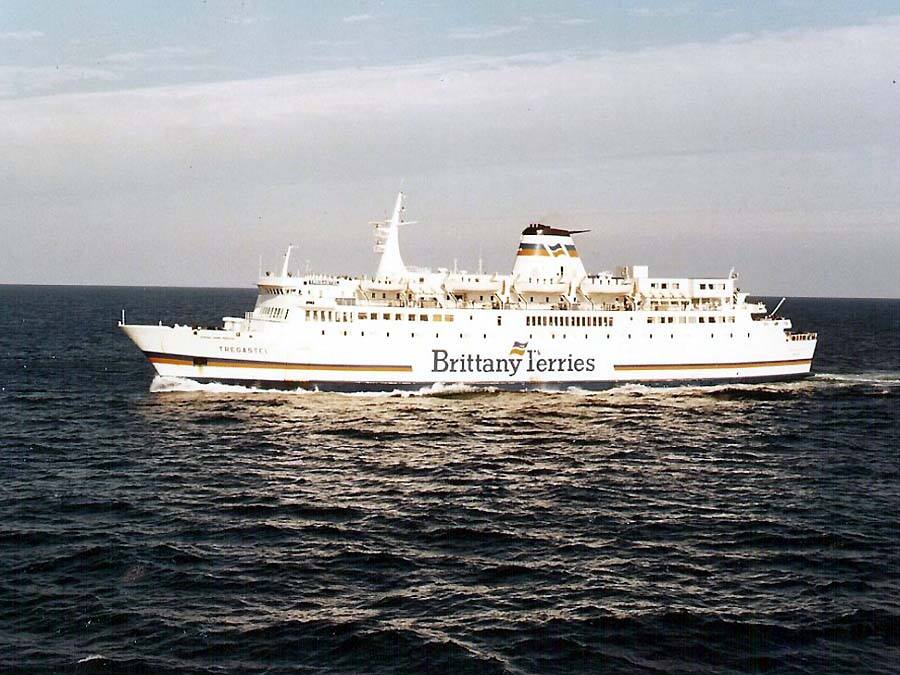 Le ferry Trégastel de Brittany Ferries est photographié en pleine mer.