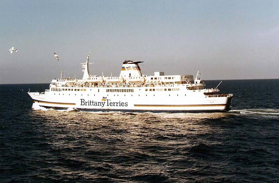Le ferry Trégastel de Brittany Ferries est photographié en pleine mer.